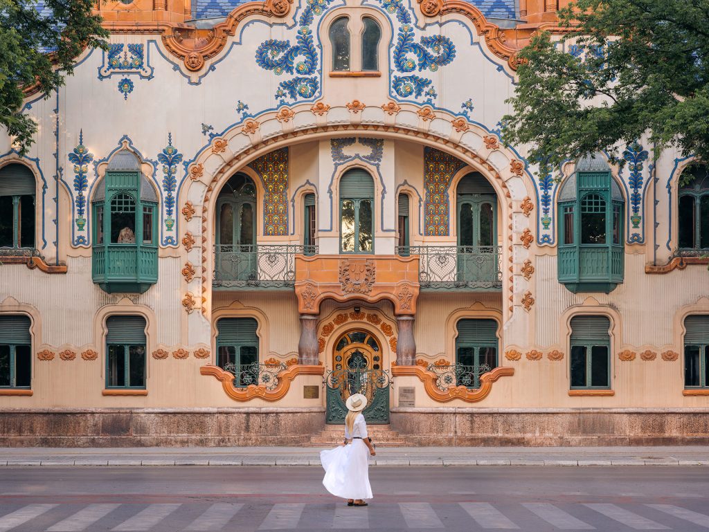 Devojka ispred zgrade u Subotici